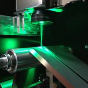 Hochpräzises Laserschneiden von Elektroden bei der Herstellung von Lithium-Ionen-Batterien auf einer Anlage der Manz AG