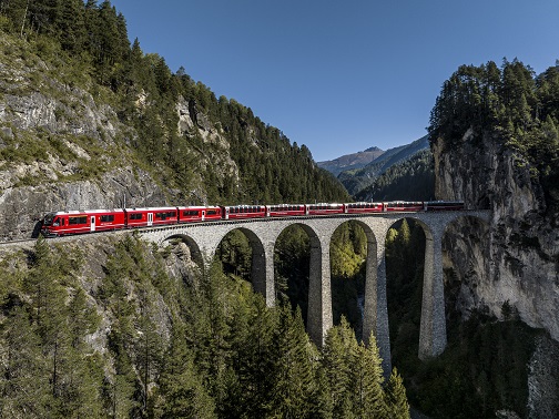 Bernina Express der Rhätischen Bahn auf dem Landwasserviadukt.
