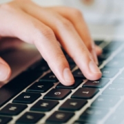 Hand auf Laptoptastatur