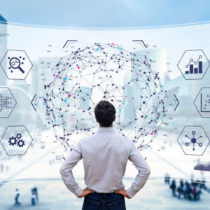Ein Mann steht vor einer Leinwand mit einer großen Datenwolke in der Mitte und verschiedenen Icons darum herum.